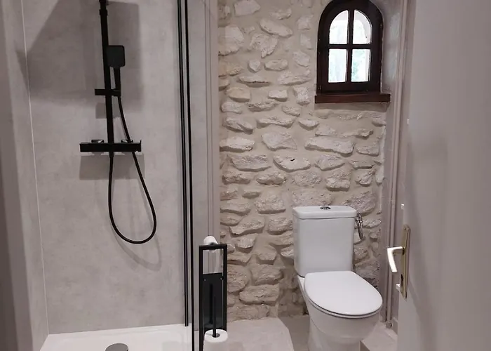 Domaine De La Tour De Peres