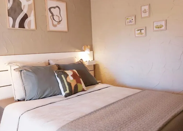 Domaine De La Tour De Peres شقة *