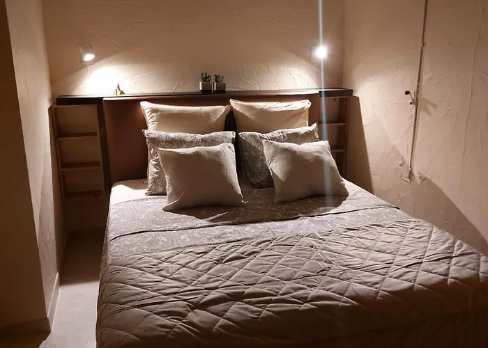 شقة Domaine De La Tour De Peres Ayguetinte