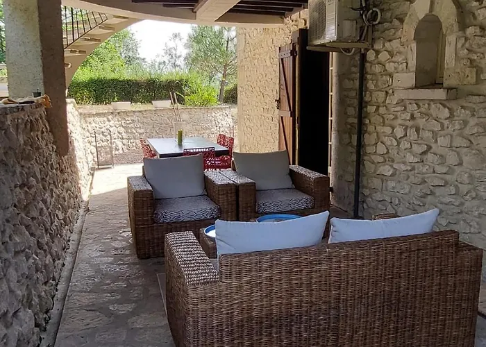 Domaine De La Tour De Peres *